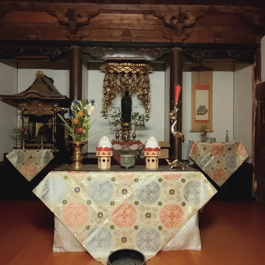 清池にあるお堂にて
願行寺をひらいた願正上人のご法事
”願正忌”とともに

ご門徒の方々のお骨を分骨としてお納めします。